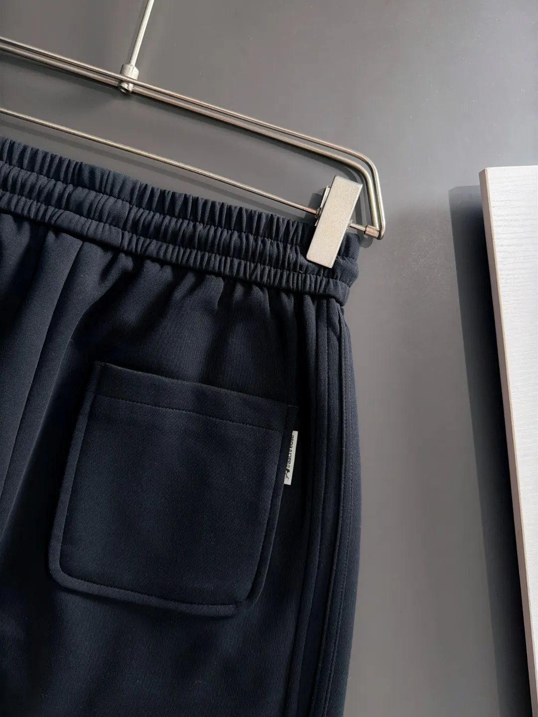 The next day we shipped the P195 Balenciaga High Quality New Arrival Elastic Casual Pants Fall/Winter 2026. The custom-made fabric at the counter has a high degree of comfort, impeccable details, and the design concept of the brand elements reflects high quality. The hand feels delicate and soft! Casual cuts and awesome upper body! Sizes: S-3XL